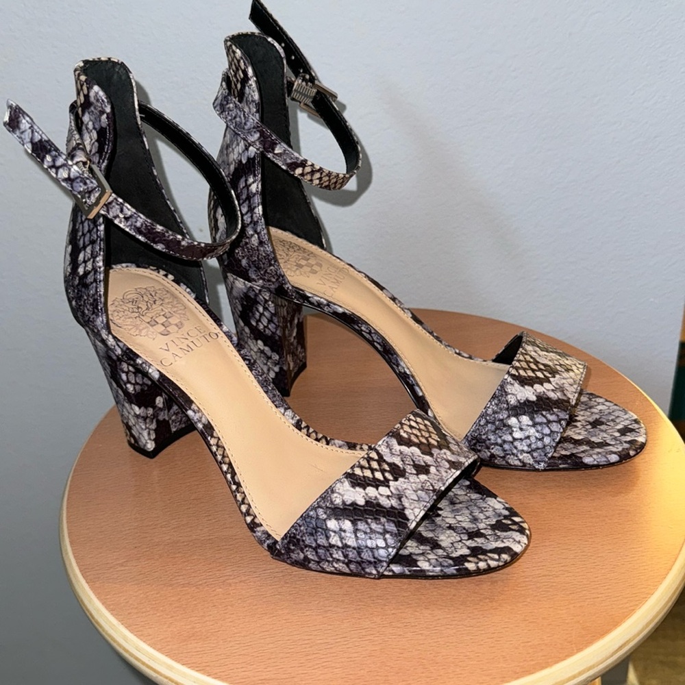 Women’s Vince Camuto gray/taupe heels in size 6.5